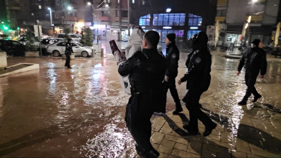 Zabranjen transparent „Mir božji, Hristos se rodi“ u Mitrovici